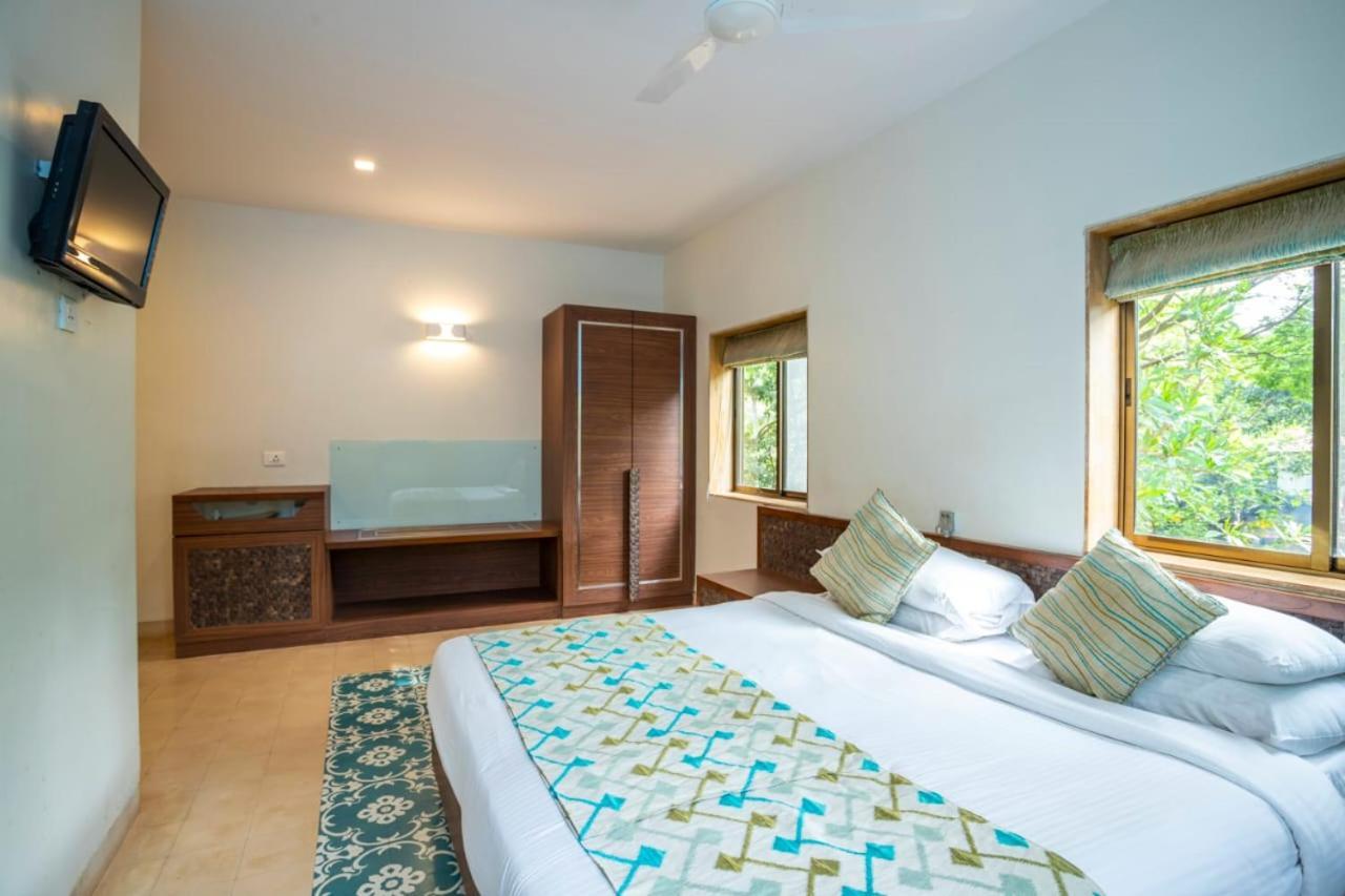 Holiday Goa Hotel Арпора Екстериор снимка