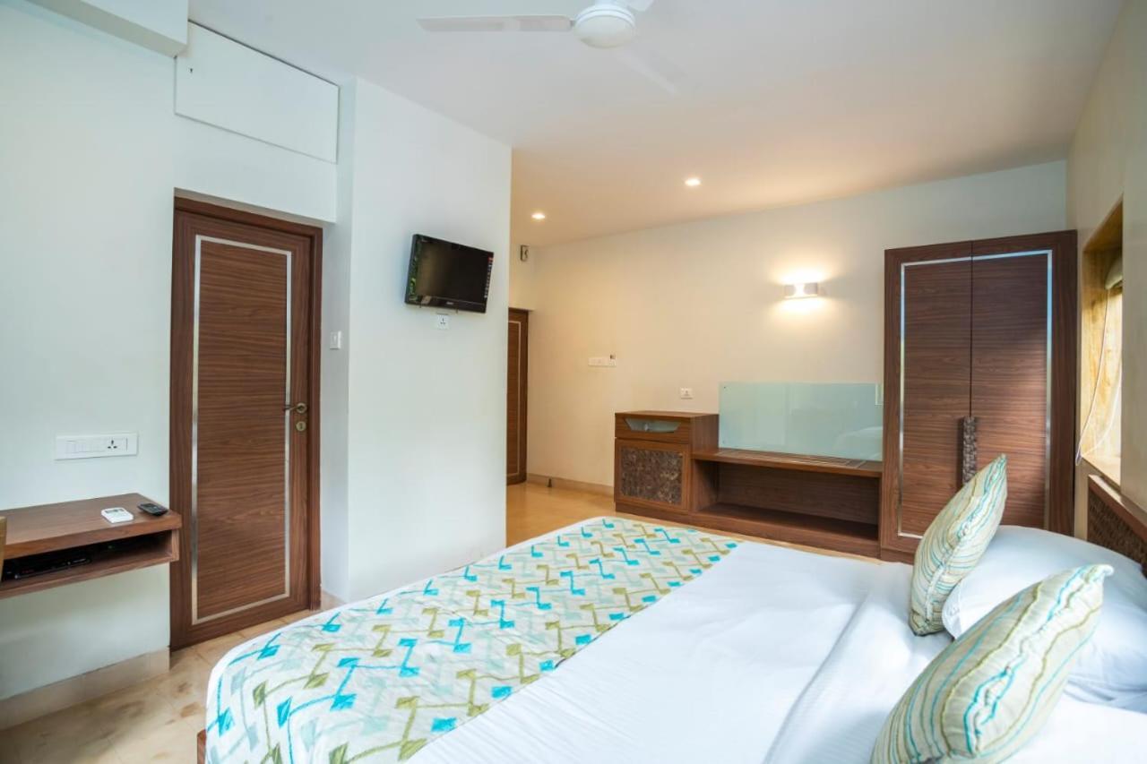Holiday Goa Hotel Арпора Екстериор снимка