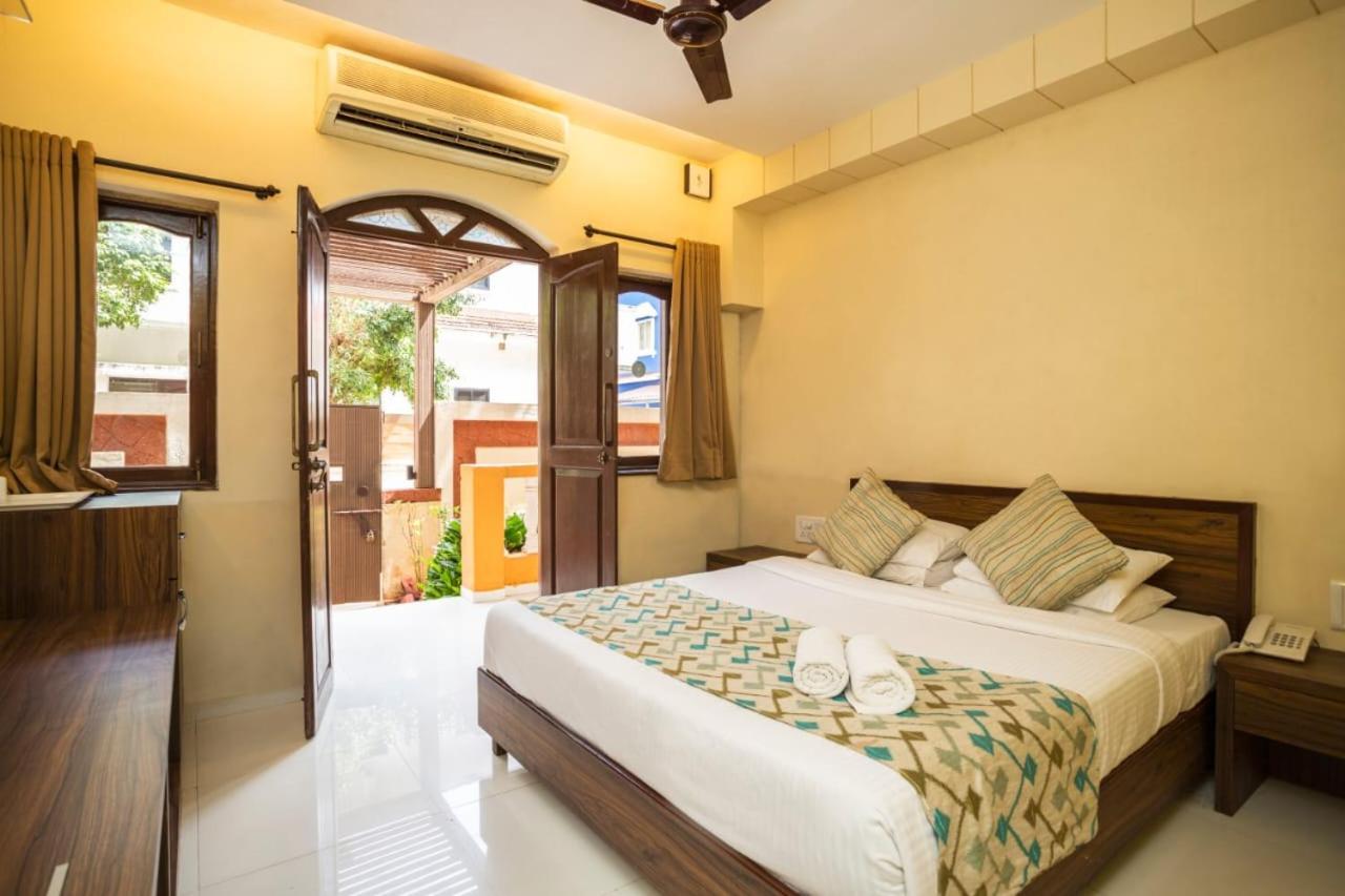 Holiday Goa Hotel Арпора Екстериор снимка